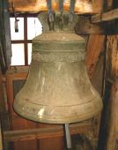 Menší zvon je z roku 1495 a odhadem váží kolem deseti metráků. Pamatuje doby vlády Jagellonců u nás.