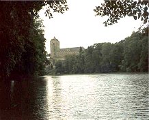 Bílý rybník, v pozadí hrad Kost