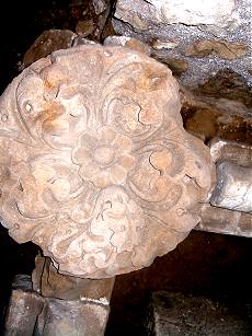 Pohled na jeden klenebn svornk. Tento se nachz v krypt, dal jsou v bvalm chru a ty ostatn objeven napklad v muzeu v Mnichov Hraditi