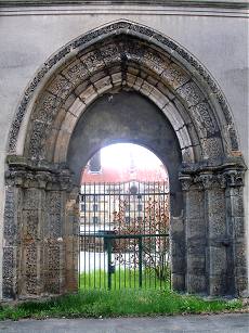 Zachoval severn gotick portl bvalho chrmu zdoben rostlinnmi motivy