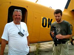 Major Miroslav Kohout ze Sttnho pornho dozoru si bhem kontrolnho letu dlal fotografickou dokumentaci