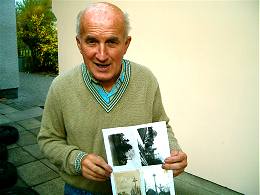 Jaroslav Mojsl ukazuje nkter z dobovch pohlednic, kter zachycuj star a asto u neexistujc obecn zvoniky