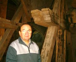 P. Frantiek Kocman ve zvonovm pate kostela, kam pibydou dal nov zvony