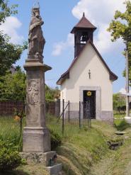 Kamenn zvonika a socha sv. Jana Nepomuckho v Pipicch