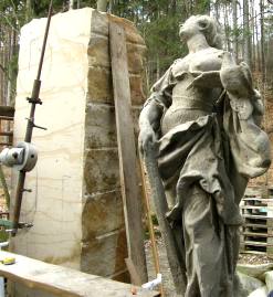 Nadje je vysok  230 cm a socha na jej repliku pouije tvrd pskovec z Broumovskch skal