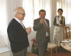 Oslavenec se starostou Stanislavem Tlkem a knihovnic Alenou Pospilovou.