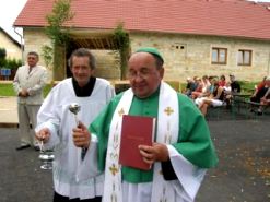 Otec Frantiek a pomocnk Antonn Chylk se chystaj ehnat kaplice