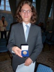 Josef Svoboda s bronzovou medail, kterou pro nadaci vytvoili studenti turnovsk perkrny
